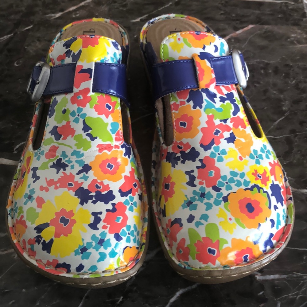 Woman’s Clogs - Picture 2 of 2